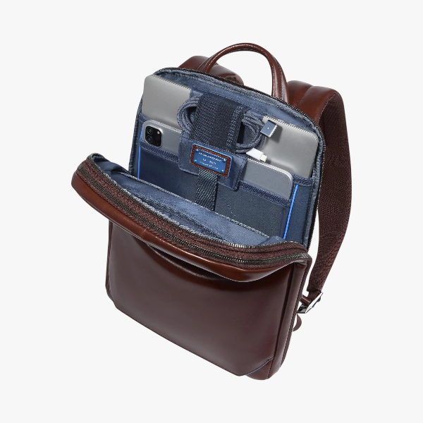 PIQUADRO ZAINO UOMO PERSONALIZZABILE PORTA PC 14″ CA6311B2 mogano (12) PIQUADRO ZAINO UOMO PERSONALIZZABILE PORTA PC 14″ CA6311B2 mogano